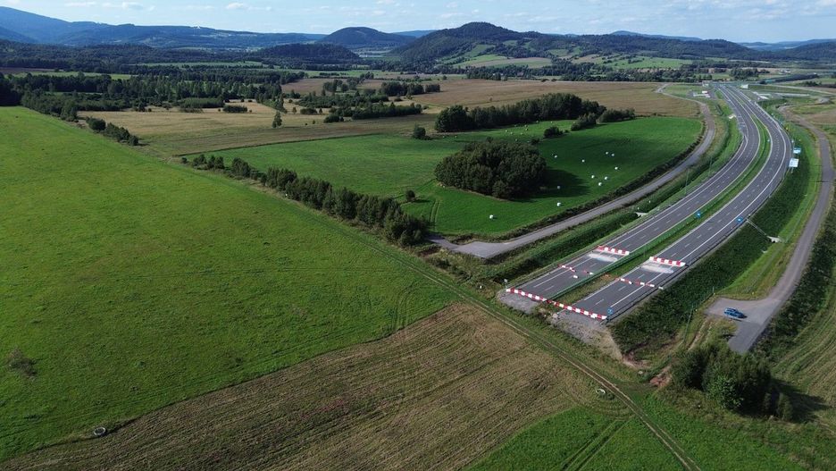 Tak obecnie wygląda droga szybkiego ruchu do Pragi. Kończy się po polskiej stronie, na granicy z Czechami.