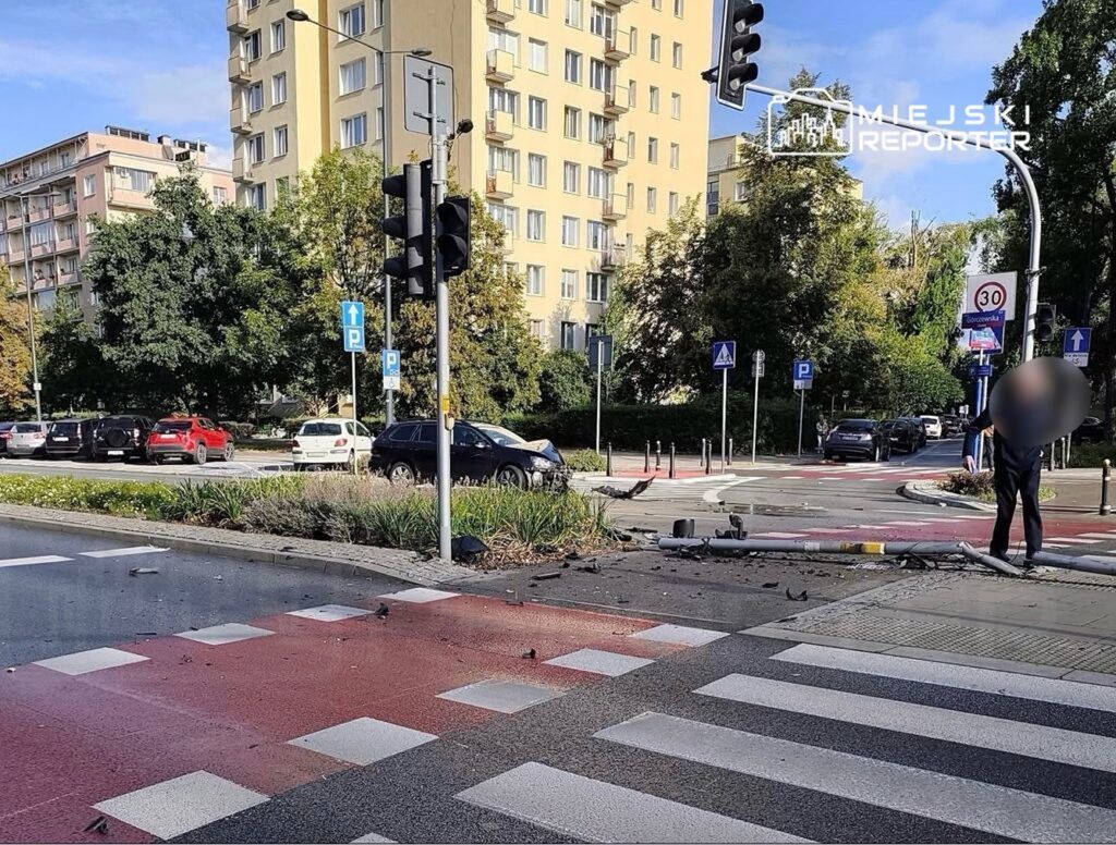 Warszawa: Wjechał w sygnalizatory świetlne, porzucił pojazd i uciekł pieszo