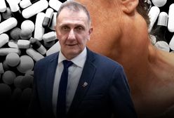 Szarlatański patent. Nie jest lekarzem, tylko kapłanem. Chorych przyjmuje w "świątyni"