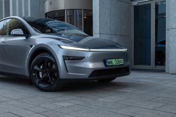 Europa kupuje coraz więcej elektryków, ale nie Tesli
