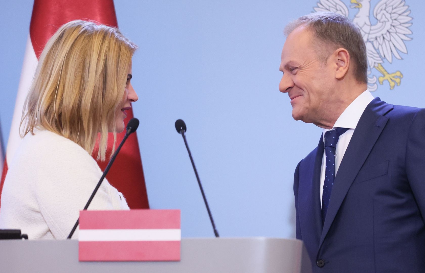 Tusk spotkał się z premier Łotwy. Wszyscy patrzą na jej strój