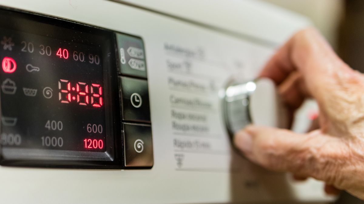Senior woman turning on the washing machine
Senior woman turning on the washing machine, Perillo, A Coruna, Galicia, Spain
Santiago Urquijo