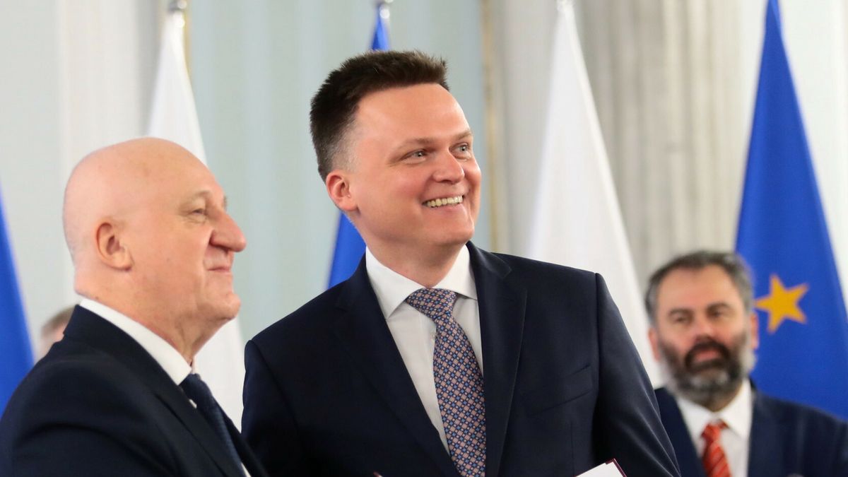 W środę marszałek Szymon Hołownia i szef PKW Sylwester Marciniak rozmawiali o wyborach prezydenckich Tu na zdjęciu z początku kadencji z uroczystości wręczania zaświadczeń o wyborze na posła