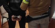 Marki: 28-latek spał w samochodzie zaparkowanym w lesie. Po przebudzeniu go policjanci znaleźli narkotyki