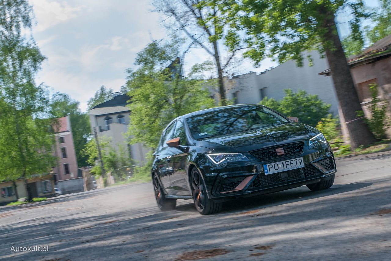 Seat Leon Cupra R - nie jest najszybszy z gamy, ale nadrabia prowadzeniem.