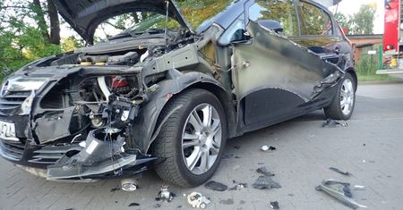 Motocyklista zderzył się z kierowcą. Żaden z nich nie powinien był prowadzić