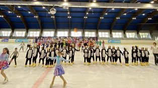 Uczniowie SP 46 w Łodzi pokazali, co im w duszy gra! Rewia na lodzie pełna emocji