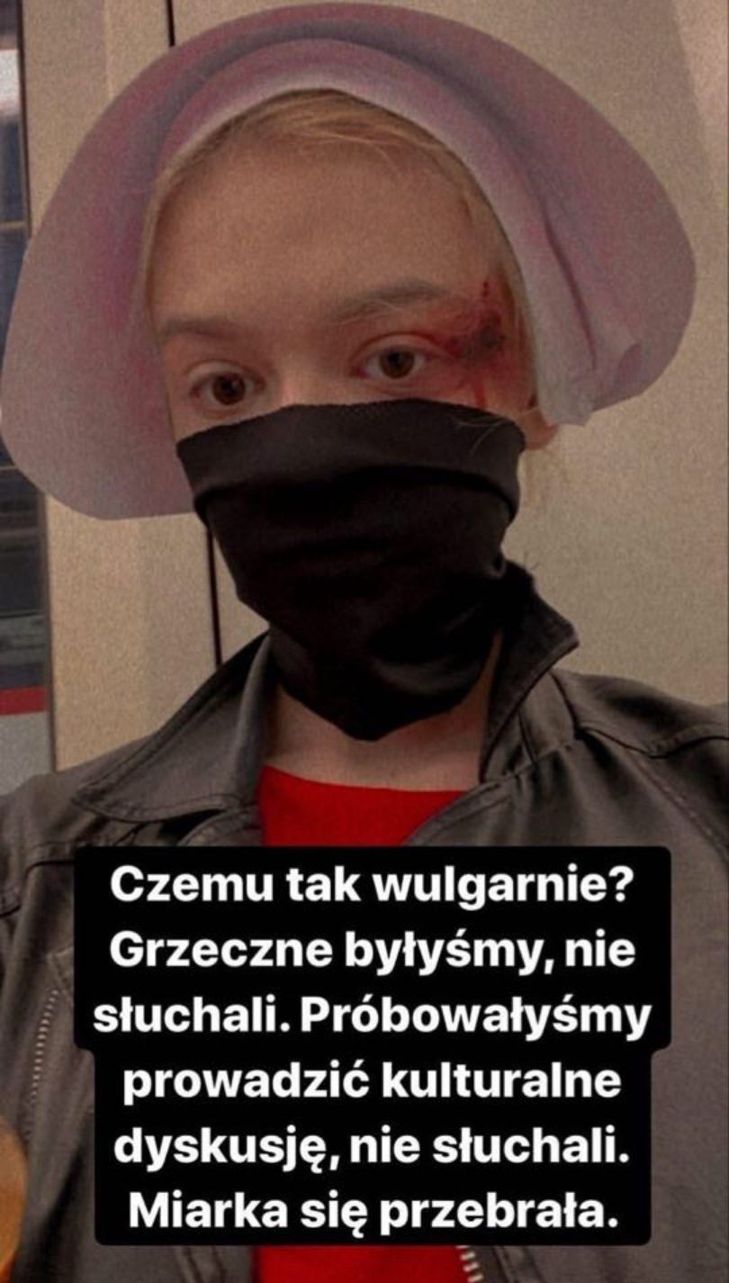 Julia Wróblewska w stroju z "Opowieści Podręcznej" sprzeciwia się decyzji TK