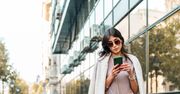 Idziesz z telefonem przez pasy? Teraz możesz dostać mandat