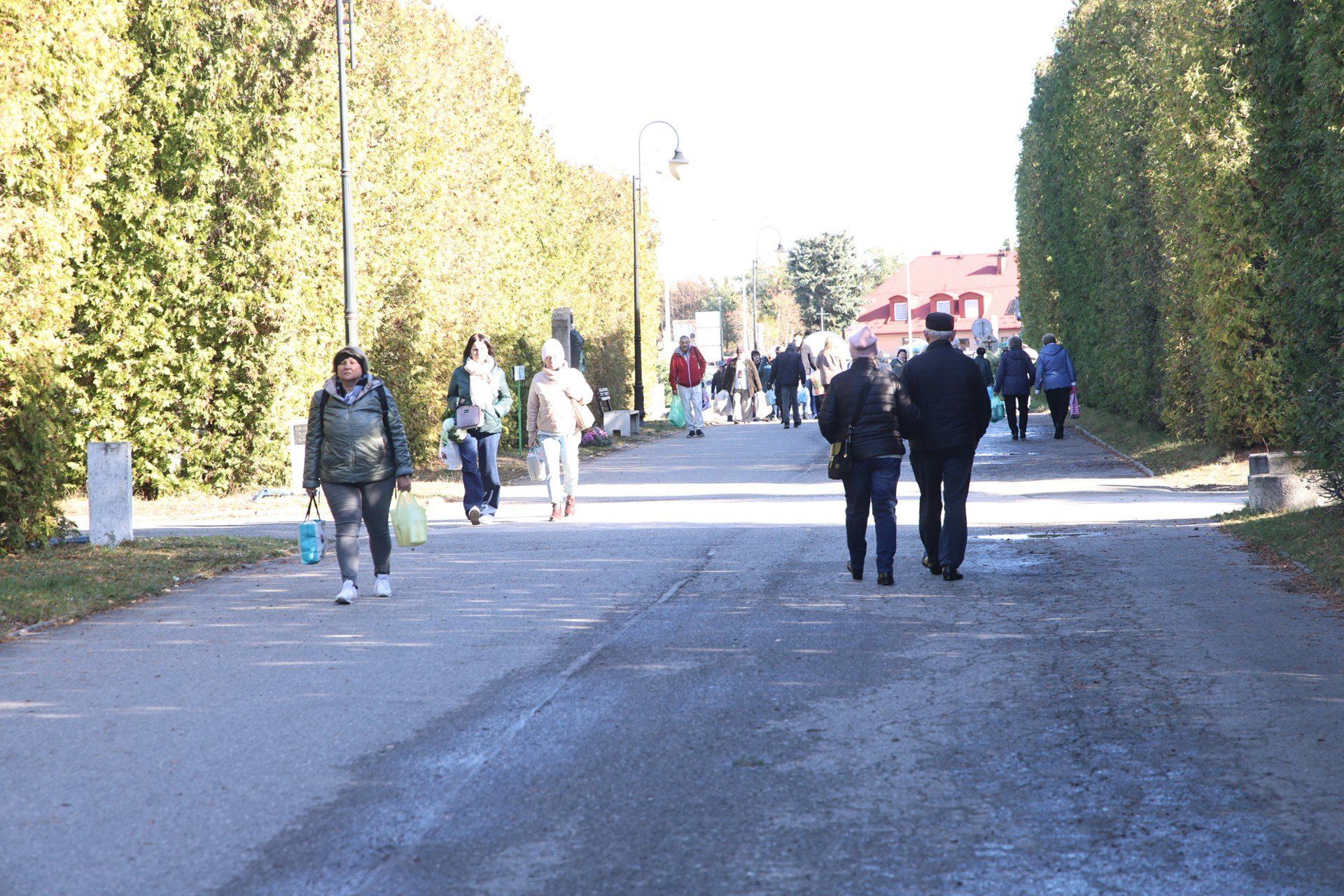 Cmentarz w Cedzynie pełen ludzi