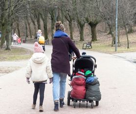 Ma czworo dzieci. Żali się, że mąż wysyła ją do pracy