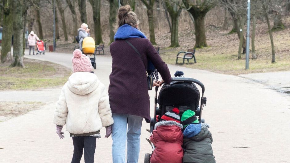 Mąż wysyła żonę do pracy. Mają czworo dzieci