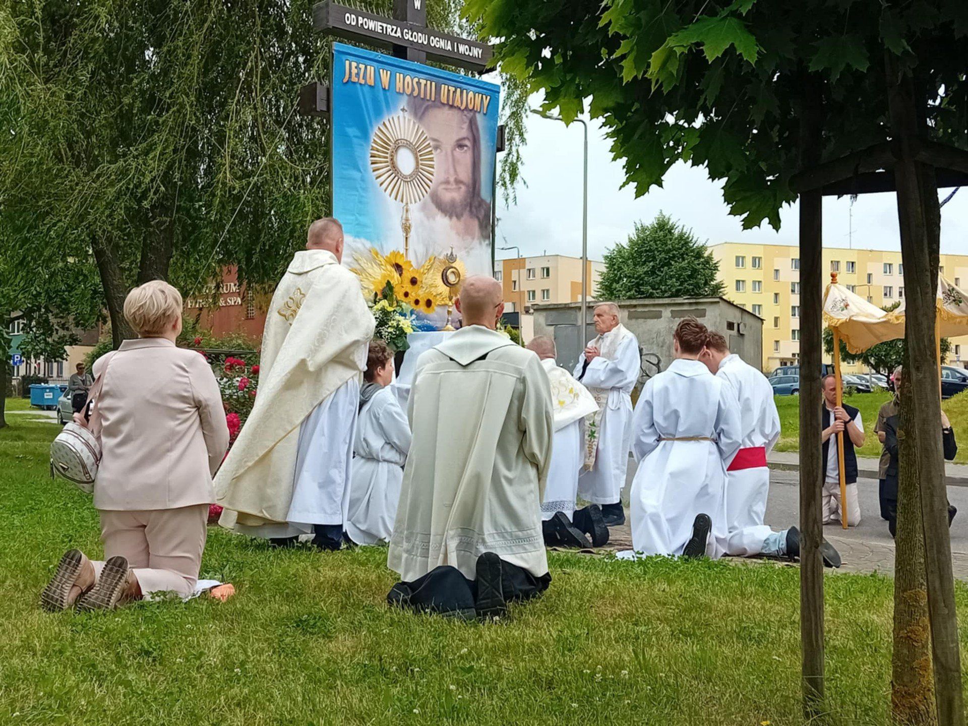 Mieszkańcy modlili się przy czterech udekorowanych przez wiernych ołtarzach.