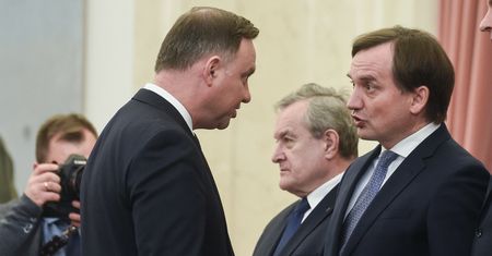 Solidarna Polska blokuje projekt prezydenta, Andrzej Duda nie chce poprawek "ziobrystów". Nie widać kompromisu z Brukselą