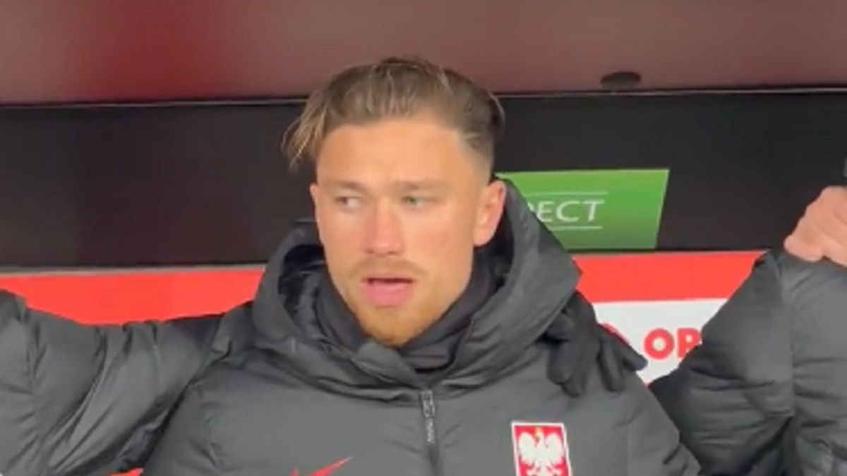 Twitter / TVP Sport / Matty Cash śpiewa hymn