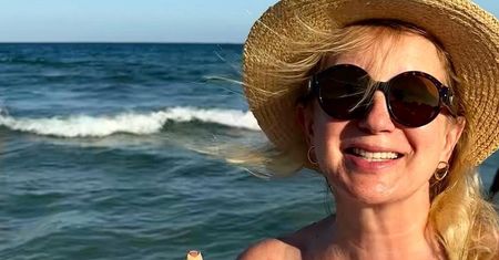 Szaleje na plaży. Ciało zasłoniła przezroczystą narzutką