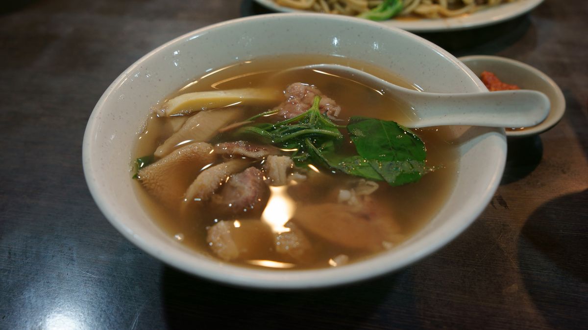 Zupa warzywna na wołowinie przygotowana z dodatkiem wody 1:1