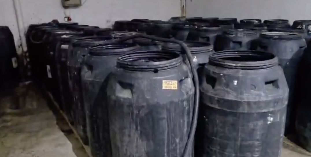 Bimbrownia na pełnych obrotach w Suwałkach: 41-latek wpadł z 10 tys. litrów nielegalnego trunku