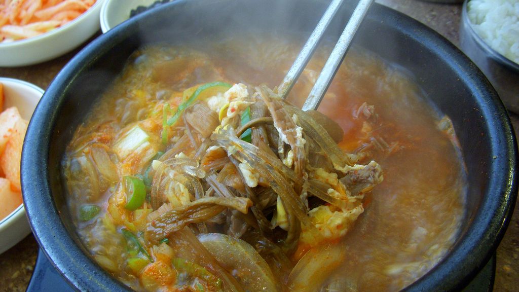 Zupa warzywna z bulionem wołowym przygotowana z dodatkiem wody 1:1