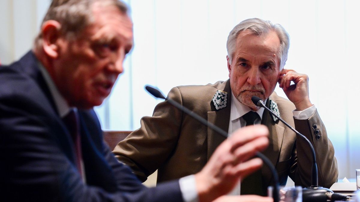 Warszawa, 13.04.2016. Konferencja prasowa ministra środowiska Jana Szyszki i dyrektora generalnego Lasów Państwowych Konrada Tomaszewskiego na temat Puszczy Białowieskiej.