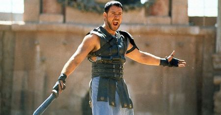 Russell Crowe z dużo młodszą dziewczyną. Poznajecie Gladiatora?