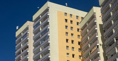 Malutkie dzieci same w domu. "Stały na parapecie"