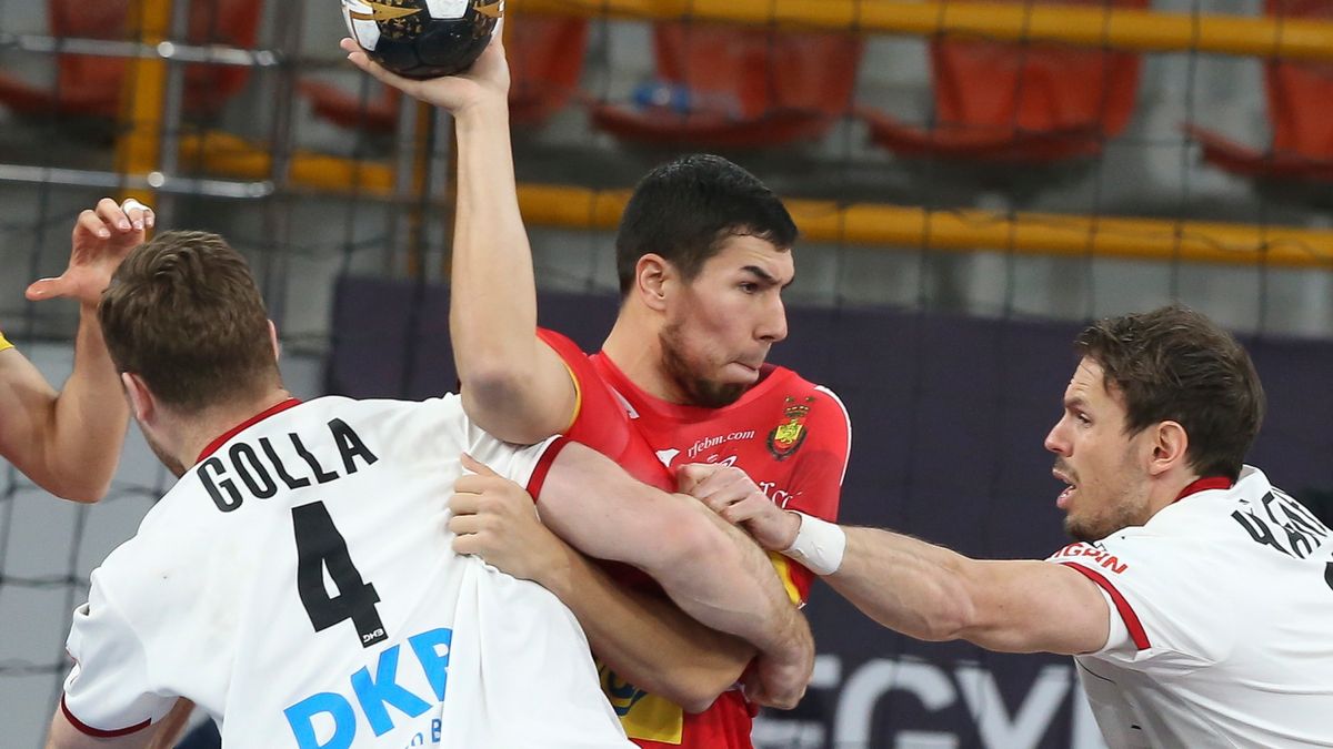 PAP/EPA / Khaled Elfiqi  / Na zdjęciu:  Daniel Dujshebaev (z piłką)