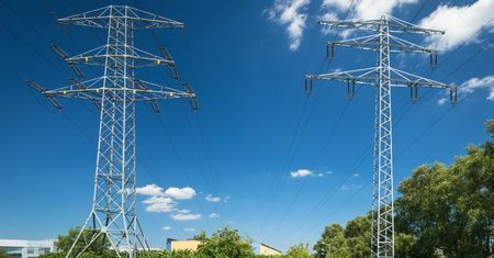 Masz działkę ze słupem energetycznym? Możesz liczyć na pieniądze