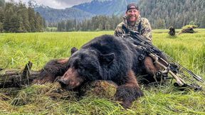 Zastrzelił niedźwiedzia. Wrzucił zdjęcie do sieci i się zaczęło