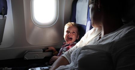 Mężczyzna zmusił dziecko do zmiany miejsca w samolocie. Mama malucha wszczęła awanturę