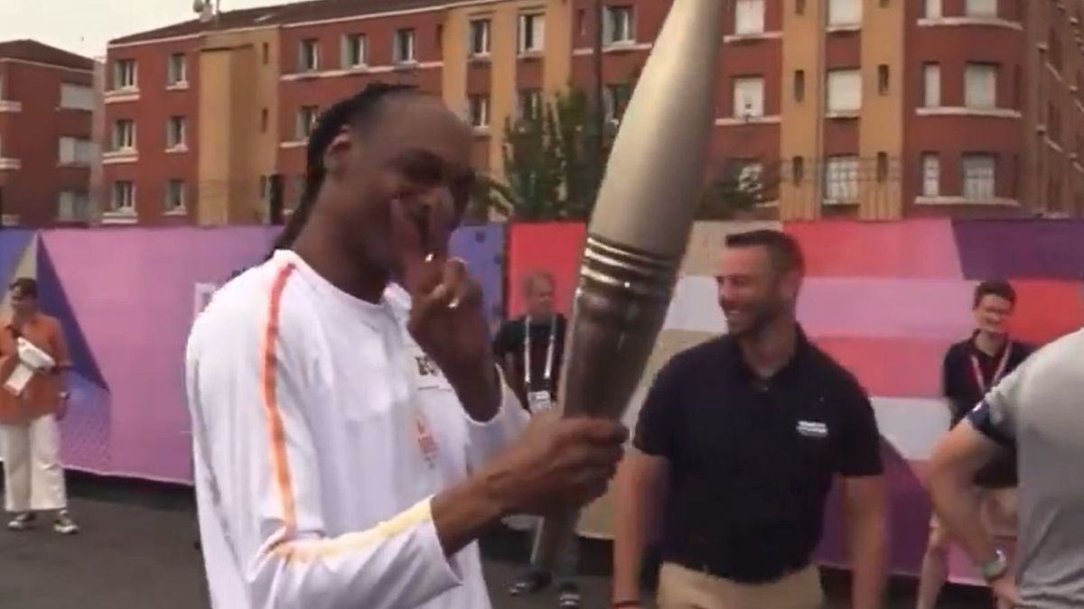 Zdjęcie okładkowe artykułu: Twitter / Snoop Dogg w czasie sztafety z ogniem olimpijskim 