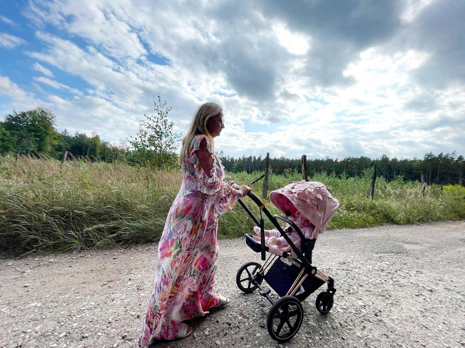 Joanna Kurska z córką na spacerze