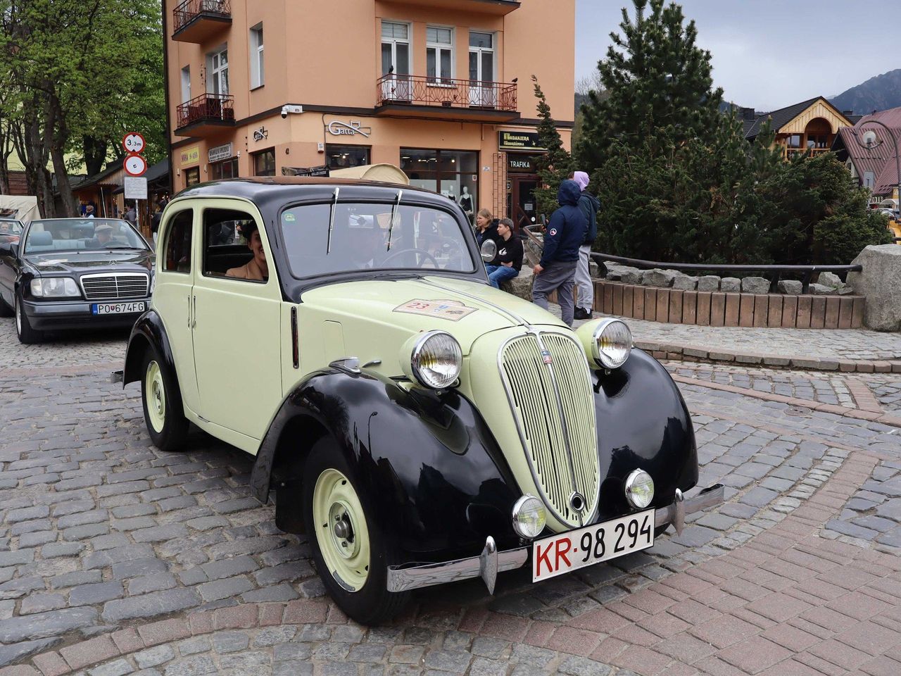 Stare samochody z duszą pod Giewontem. Cudeńka motoryzacji na zlocie w Zakopanem