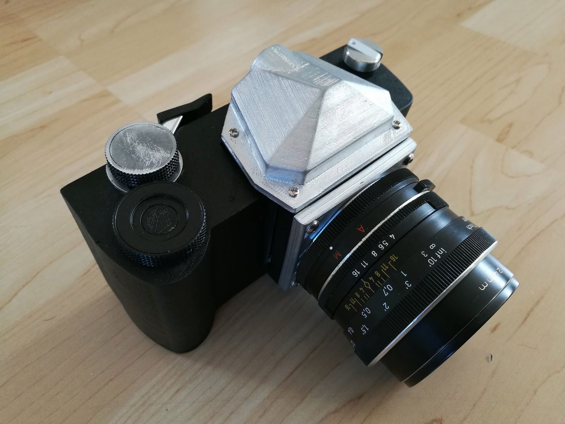 100-megapikselowa matryca albo film. PONF to pierwszy tego typu aparat hybrydowy 3