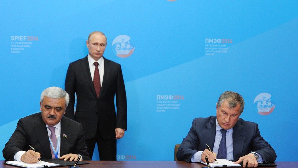 W środku prezydent Rosji Władimir Putin, z prawej szef Rosnieftu Igor Sechin.