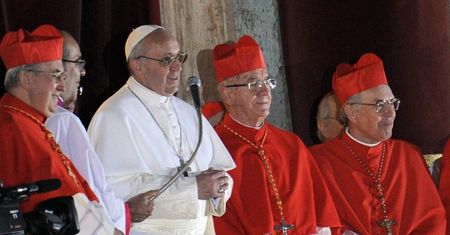 Papież przestrzega dyplomatów przed "światowym życiem"