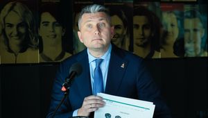 Ostatnia szansa Piesiewicza. Tylko tak może zachować resztki godności [OPINIA]