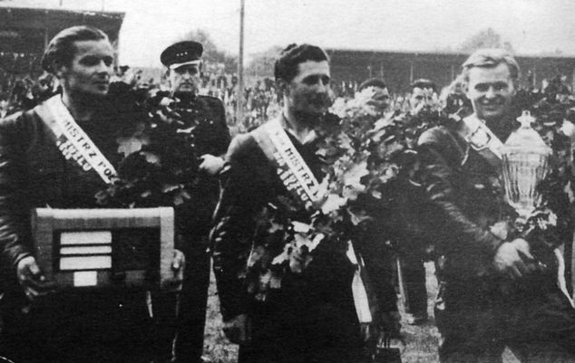 Medaliści indywidualnych mistrzostw Polski roku 1953; od lewej stoją: Tadeusz Fijałkowski, pechowy Bolesław Bonin i mistrz Florian Kapała - z pierwszym pucharem za wywalczony tytuł