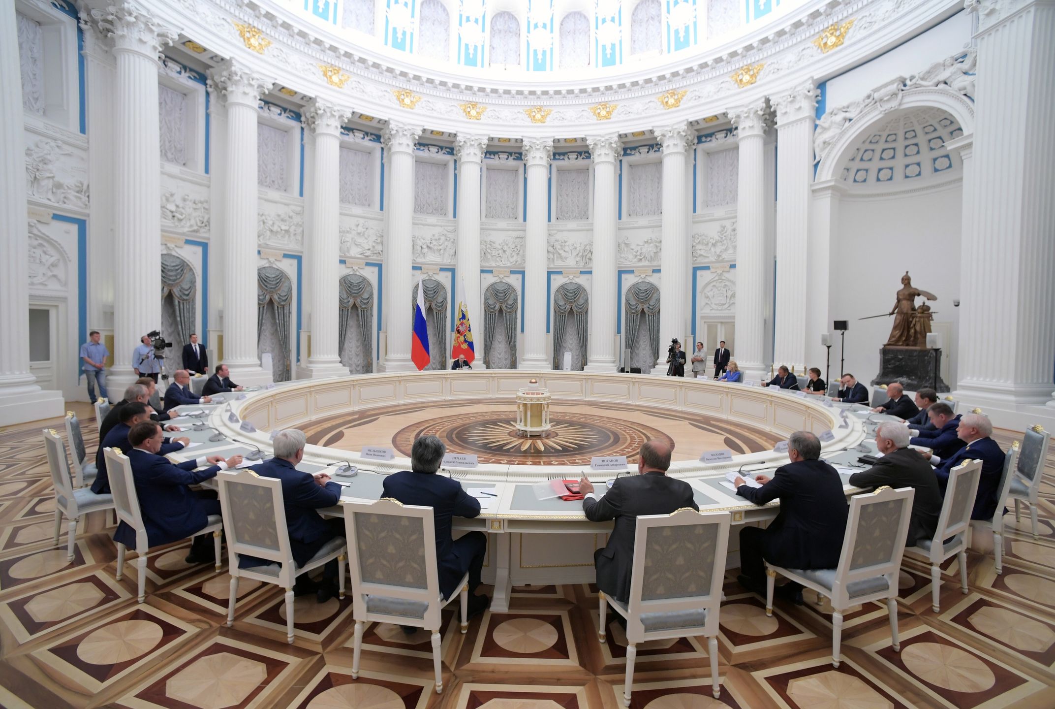 Russian President Vladimir Putin (C) attends a meeting with leaders of the Russian State Duma, the lower house of parliament, and heads of parliamentary factions at the Kremlin in Moscow, Russia, 07 July 2022. EPA/ALEXEI NIKOLSKY/SPUTNIK/KREMLIN POOL MANDATORY CREDIT Dostawca: PAP/EPA.