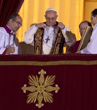 Papież Franciszek wszędzie dzwoni sam