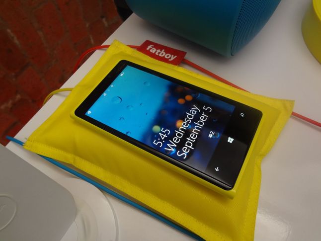 Nokia Lumia 920 z ładowarką indukcyjną