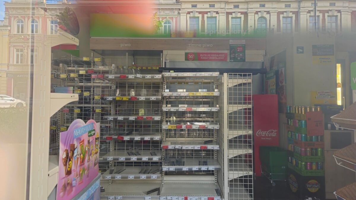 Zamknięty sklep Żabka, puste półki