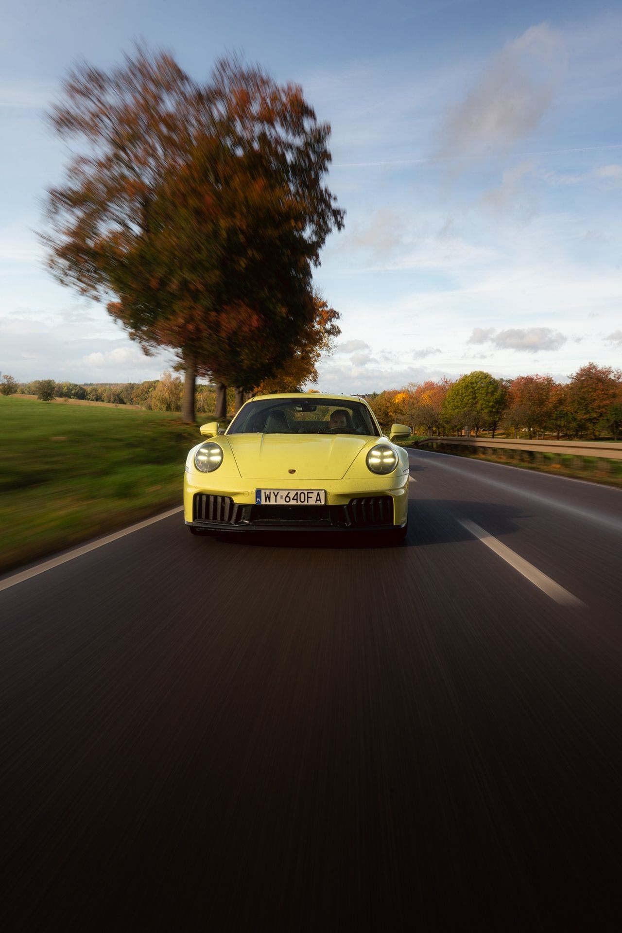 Porsche 918 Spyder vs Porsche 911 Carrera 4 GTS