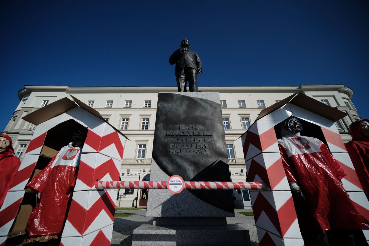 Warszawa. Protest przed pomnikiem Lecha Kaczyńskiego