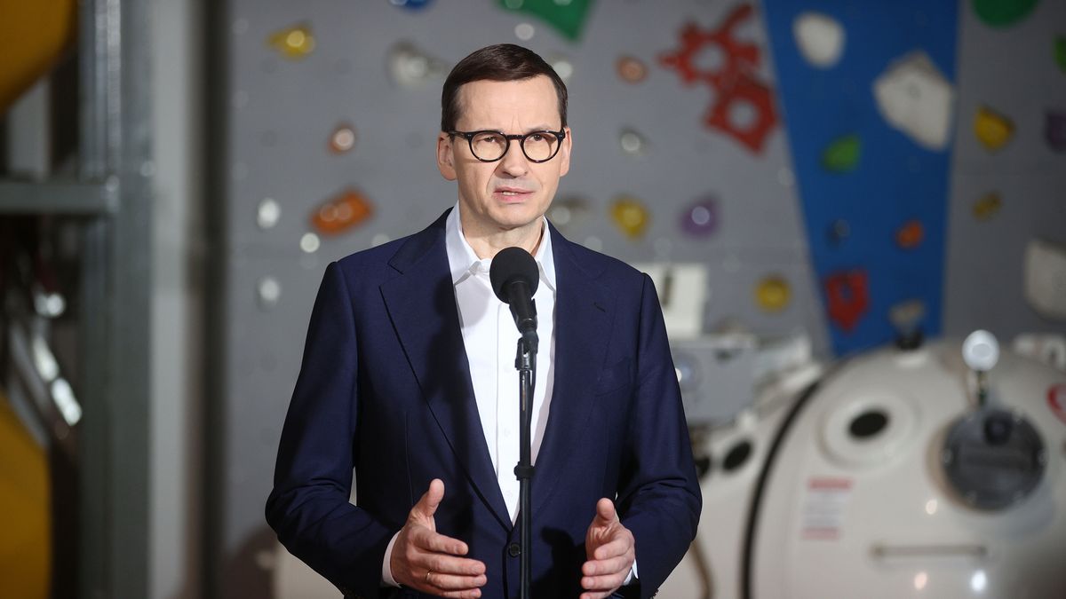 Na zdjęciu premier Mateusz Morawiecki przed mikrofonem