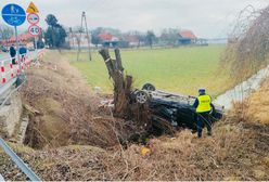 BMW wypadło z drogi i dachowało. Cztery osoby ranne