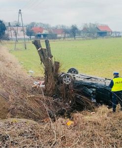 BMW wypadło z drogi i dachowało. Cztery osoby ranne