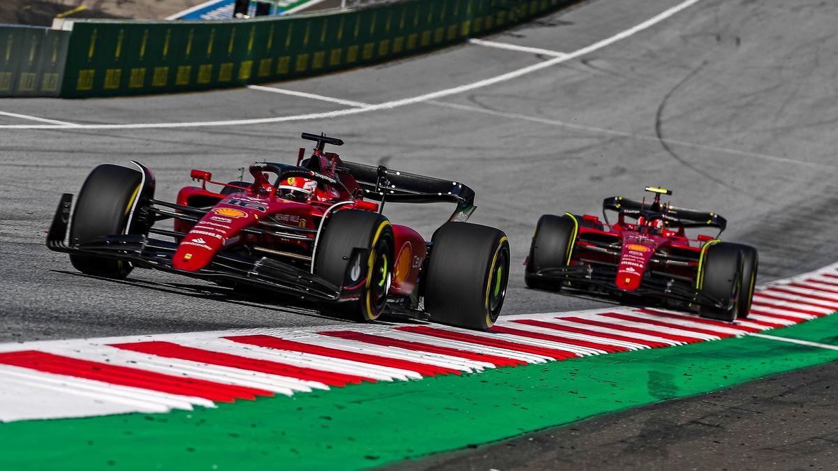 Zdjęcie okładkowe artykułu: Materiały prasowe / Ferrari / Na zdjęciu: Charles Leclerc przed Carlosem Sainzem