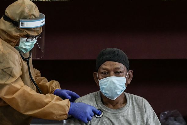 Naukowcy przewidują trzy scenariusze przebiegu pandemii