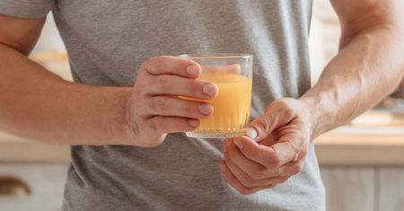 Ten napój pij codziennie. Przyniesie ulgę jelitom i zapomnisz o sztywności stawów